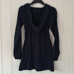 Cool klänning med djup vringning - Cool klänning med djup urringning! Hoodiemodell! Smickrande modell! Fint skick! 