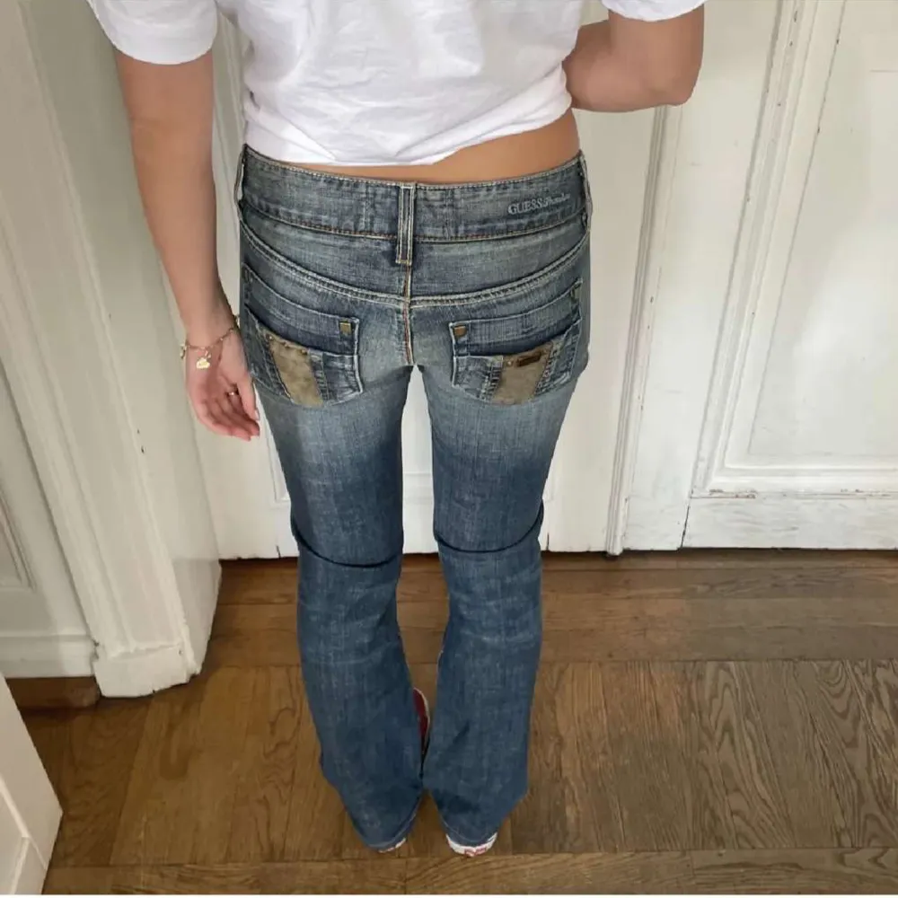 Säljer dessa supersnygga lågmidjade Guess jeans då dom var för små. Skriv gärna privat om ni har någon fråga🙌💓. Jeans & Byxor.