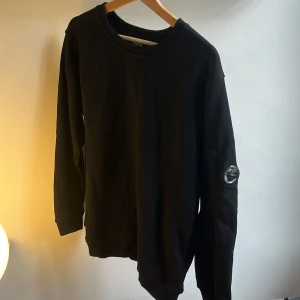 Cp company tröja - Svart cp company tröja i 10/10 nyskick. Vill inte ha den då den är för stor för mig.
