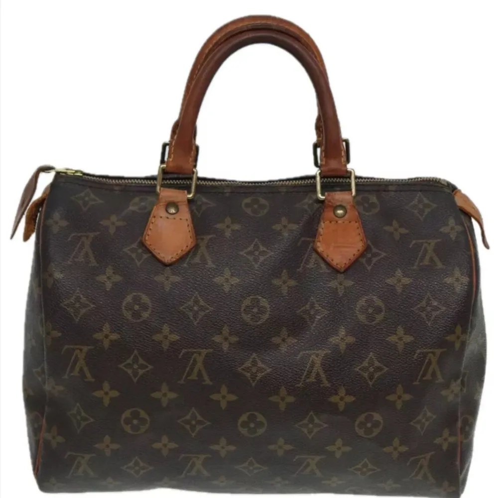 Louis Vuitton Speedy 30. Ett måste i väskkollektionen! Bra storlek för både vardagsbruk och resor. Perfekt att använda som skol-/arbetsväska. Speedy ger en touch av lyx och stil till varje outfit.. Väskor.