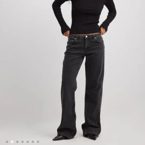 Lågmidjade jeans - Supercoola Lågmidjade baggy jeans från NAKD, säljer då de inte används 