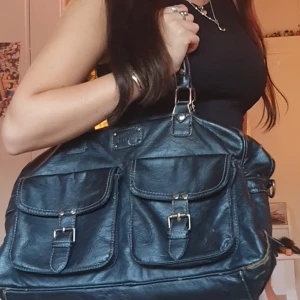 Svart vintage läderväska  - Super snygg vintage svart läderväska!♡ defekter ser du på sista bilden, bortklippt ficka på baksidan eftersom dragkedjan va sönder, slitningar på axelbanden, och dragkedjan går inte att dra hela vägen men den fungerar fortfarande♡ 