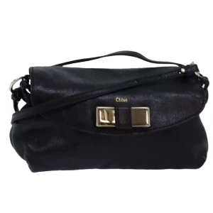 Chloe axelväska - Ursprung: Rumänien  Material: läder Färg: svart    Tillbehör: garantikort    Några små tecken på användning, men överlag mycket bra skick. Se bilder för detaljer! B 20cm x B 10cm x D 6cm