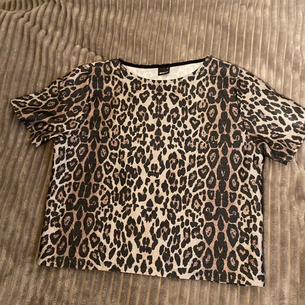 Jättefin leopard mönstrad tröja från Gina tricot. Använd fåtal gånger. Den är lite glittrig och väldigt fin.💗. Toppar.