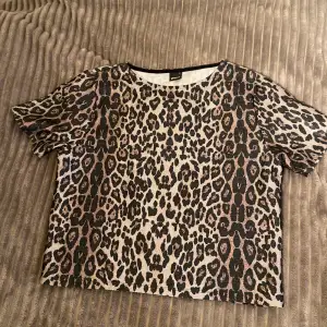 Jättefin leopard mönstrad tröja från Gina tricot. Använd fåtal gånger. Den är lite glittrig och väldigt fin.💗