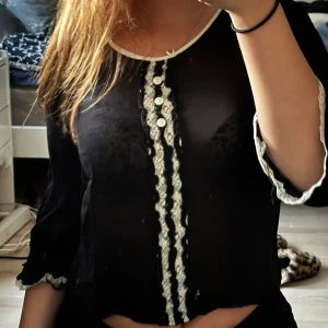 jättesnygg svart blus  - jättesnygg svart blus i storlek s, bra skick, vet ej märket då den är köpt secondhand!!  kom gärna privat för mer info eller bilder💗💗