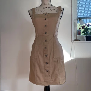 Jeansklänning Denim - • Normal-smal passform • Upplevs som storlek 34-36 • Sparsamt använd • Bild 4 visar färgen bäst • Tjockt och rejält jeanstyg • Öglor för Skärp eller annat Bälte • Fråga gärna!