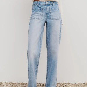 Jeans - Säljer dessa ljus blåa jeans från zara. Används få tal gånger där av näst in till helt nya. 💋