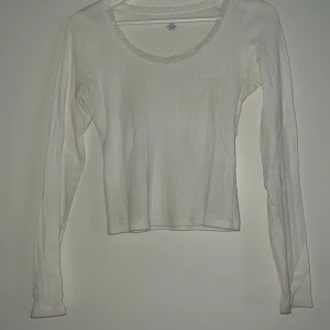 Långärmad brandy lace tröja  - Superfin långärmad vit brandy lace tröja, köpt för ca 300kr. Super skön och sitter relativt tight men inte så att det blir obekvämt. Perfekt till lite kyligare dagar <33