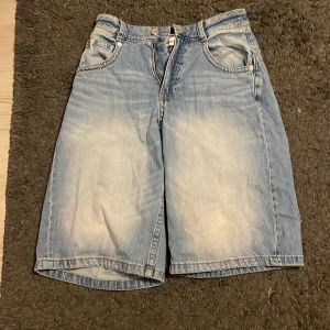 baggy shorts - dem är i bra skik knappt andvända nice byxor