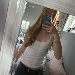 Jätte fin bolero - Här är en superfin bolero som jag använt en gånger köpt på sellpy, så vet inte vart den är ifrån. Kom gärna med prisförslag och frågor ifall ni har något💞