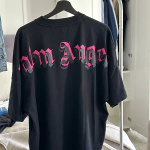 Palm Angels Tshirt - Knappt använd superball tshirt från palm angels, 9/10. Alla tags och kvitto finns köpt på ABCD