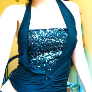 Halterneck party top☺️ - Halterneck top med glitter och stretch💗