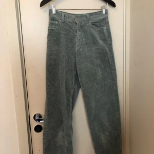 Manchester byxor ❤️ - Turkosa manchester byxor från weekday💗