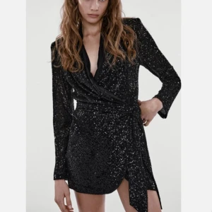 Glittrig klänning zara - Säljer min fina glittriga blazer klänning från Zara. Har bara använt den en gång på en julmiddag med jobbet. Pris kan diskuteras 🩷 Klänningen är lite kort men går att styla som en blazer med ett par byxor/short eller som en klänning 