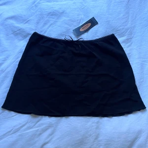 Svart mini kjol - Svart mini kjol från urban outfitters. Oanvänd, bara provad hemma, lapp finns kvar. Storlek M men är väldigt liten i storleken.