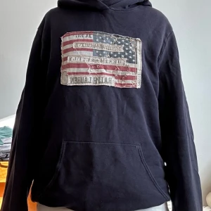 Ralph lauren tröja - Ralph lauren hoodie med USA flagga i bra skick som är oversized, storlek s, skulle säga att den passar xs-m.