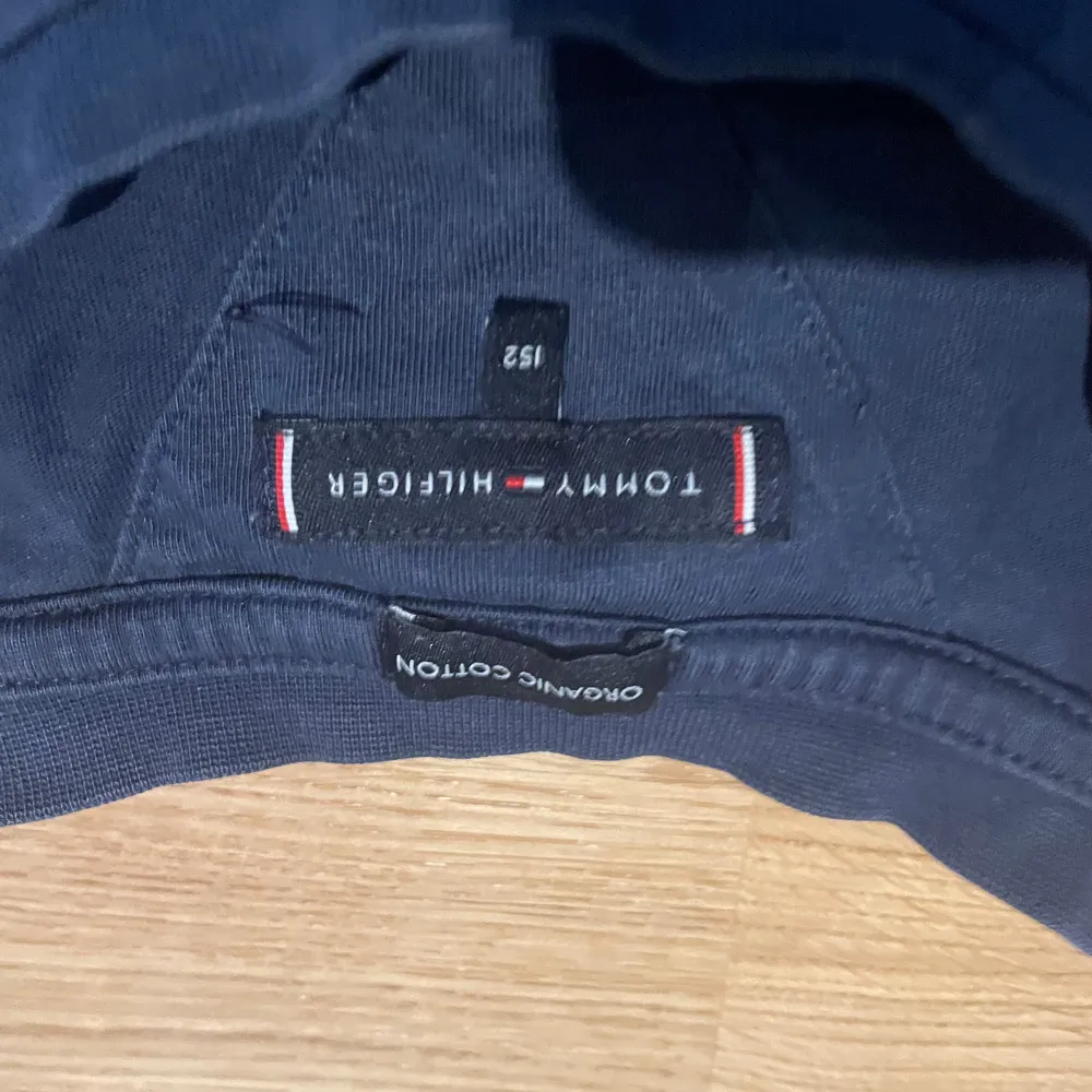  Tommy hilfiger t shirt  Ganska bra skick Bra passform  Storlek 152. T-shirts.