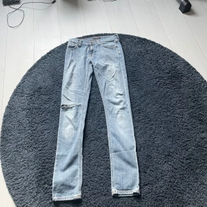 Nudie jeans  - Nudie Jean nypris 1600 säljer pga för små för mig storlek 28/32 passar nog någon runt 175