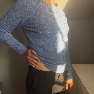 Stickad tröja😍 - säljer denna fina stickade tröjan från Vero Moda i storlek xs. Tröjan är använd fåtal gånger och är i nyskick.❤️