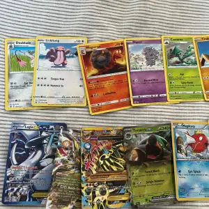 22st Pokémon kort med lugia, giratina och groundon-primigenio. Vissa kort är lite skadade.