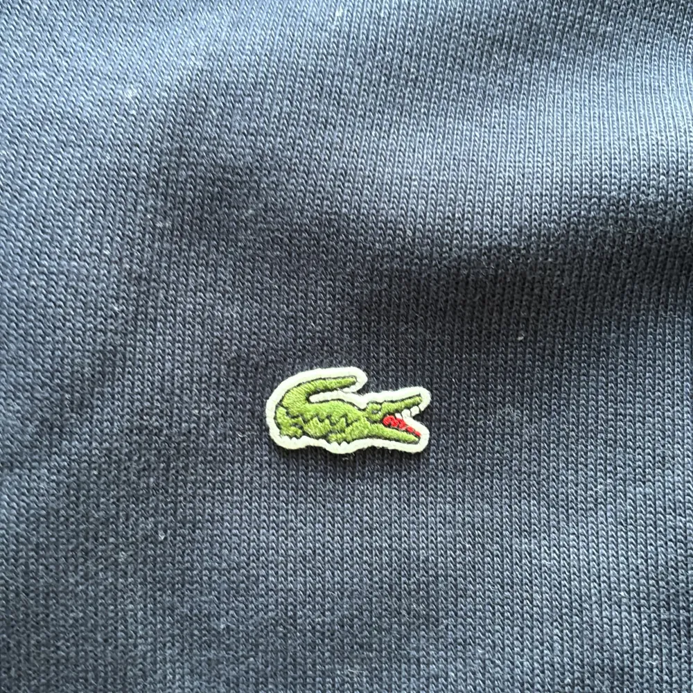 Lacoste zip mörkblå mycket bra skick 8/10 bara använd några gånger. Säljer på grund av den inte passar nå mer . Hoodies.