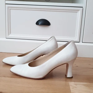 Vintage klackskor - Vintage klackskor i bra material och mycket bekväma från märket Barbarella.  Det finns lite märken som syns på bilderna.   bröllop, brud, vintage