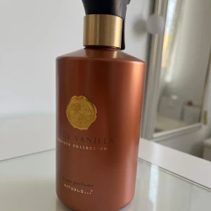 Rituals doftspray  - Doftspray/rumsspray från rituals med den goda doften suede vanilla. Endast använd några fåtal gånger men är som ny.
