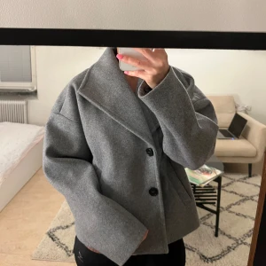 Höst jacka från Vero Mora - En lagom varmt jacka som passar till höst, storlek M men passar till S ändå, endast testat, tappade bort kvittot så kan inte lämna tillbaka