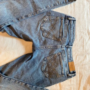 Low waist jeans - Helt nya jeans endast använda två gånger. Säljer eftersom de är förstora då jag köpte fel storlek. Tog bort alla lappar så kunde inte skicka tillbaks. Priset kan diskuteras och uppskattar snabb affär. Skriv privat för mer info