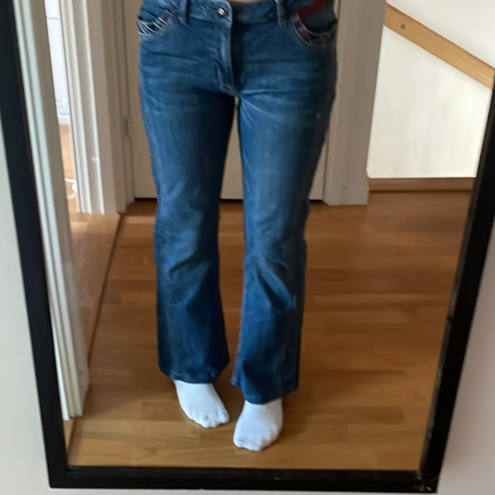 Bootcut midrise jeans med rutiaga detaljer både fram och back. Skulle säga storlek 30-31 Priset kan diskuteras . Jeans & Byxor.