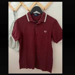 Snygg fred Perry piké att ha nu till hösten/ vintern, storlek M (slim fit). Skick 8/10, hör av dig vid fler funderingar.