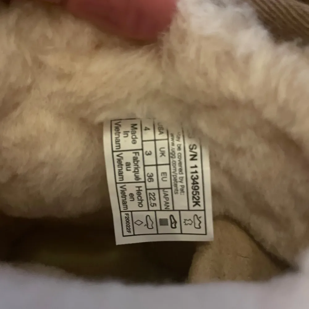 Säljer ett par UGG Kids Classic Mini Scatter Graphic stövletter i beige/brunt. Storlek 36.   Skorna är helt nya och har aldrig använts, se bilder! Mycket snyggt och diskret mönster. Naturligtvis äkta och köpta på Foot locker.. Skor.