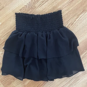 Svart volang kjol Chelsea  - Använd endast 1 gång  Mycket bra skicka  Svart volang kjol med stretch i midjan 