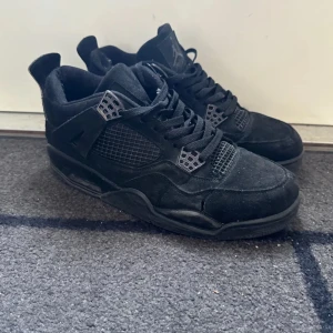 Jordan 4 black cats - Lite använda men jag la tillbaka prylarna som kom med när jag köpte (nike märket och pappret innuti skon) självklart är dom äkta och är i väldigt bra skick 