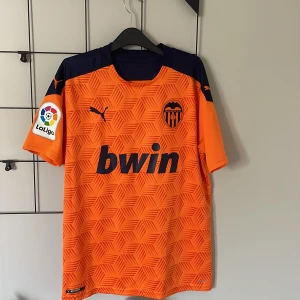 Valencia ställ 20/21 - Säljer nu min Valencia tröja  Använd fåtal gånger  Köpt i valencias fanshop för 1000