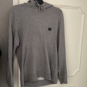 J.Lindeberg Tröja - Grå hoodie från J. Lindeberg i perfekt skick. Stl M.  Nypris ca 1200kr