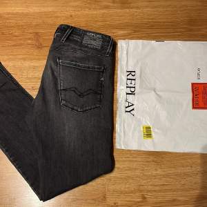 Ett par as feta replay jeans strl: 31/32 • Nypris:~1200/ Mitt pris: 399 • Skicket är 10/10 är sparsamt använda och ser ut som nya! • Har du några funderingar, tveka inte att fråga!🙏😊