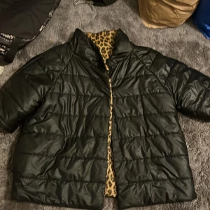 Vändbar jacka❤️ - Vändbar trekvarts jacka! 