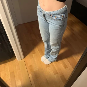 Jeans  - Lite slitna nere ifrån men ser ut som att modellen är så , har tror smink på ena sidan längst ner bakifrån inget som syns (kolla sista bilden ) 