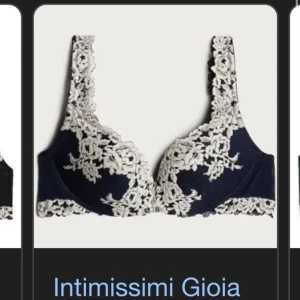 Mörkblå spetsbehå från Intimissimi - Intressekoll på en elegant mörkblå behå från Intimissimi med vacker spetsdetalj i beige. Behån har en klassisk design med spets som pryder både kupor och axelband. Perfekt för en lyxig känsla under kläderna. Nypris 499kr