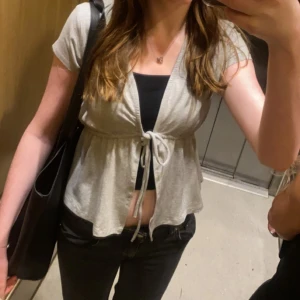 grå topp v neck - En fin grå topp som är vringad i storlek xs men passar nog också bra som s💕 Köpt från Gina