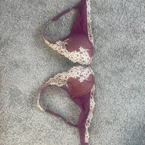 Intimissimi bh 75B - Säljer denna lila intimissimi bh den är i storlek 75B och är i bra skick 💗