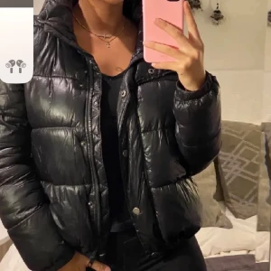 Glansig jacka  - Svart glansig jacka utan luva💘