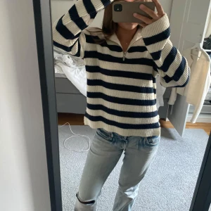 Randig Tröja - Stickad mörkblå- och vitrandig tröja. Suuperfin och perfekt nu till hösten!! Inga defekter, tryck gärna på köp nu❤️❤️