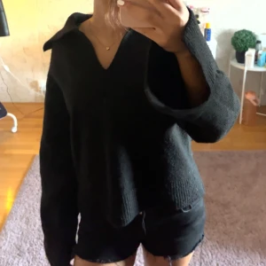 Svart stickad tröja från GinaTricot! - Säljer nu min finaaa stickade tröja ifrån GinaTricot. Använd ca 2 gånger och är i storlek S. Älskar denna men har inte kommit till mycket användning. Köpte för 499kr.  Hör av er vid intresse! 💕