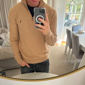 Ralph Lauren half zip - Hej säljer nu min fina Ralph Lauren half zip ”pima cotton” i storlek M. Den är i nyskick och kommer vara otroligt snygg i höst/vinter. Nypris 2200kr! Vi kommer att sälja liknande produkter nu närmare vinter så glöm inte följa profilen!🌊🍾