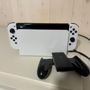 Nintendo switch oled - Nintendo switch oled, säljs pga ej använder så mycket för har ps5. Köptes för 4500kr säljs för 2800kr. Ej använt mycket men har fått lite repor på skärmen för hade ej skydd till den. Funkar hur bra som helst, felfritt.