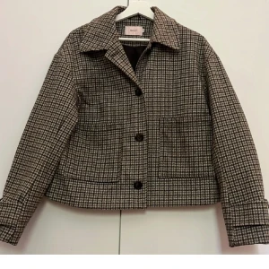 Kort kappa - Kort kappa Från Nelly, snvänd få gånger, inga defekter. 