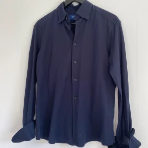Eton skjorta - Eton skjorta Skick: nyskick Färg: mörkblå Nypris: 2000kr Skickas om köpare står för frakt!